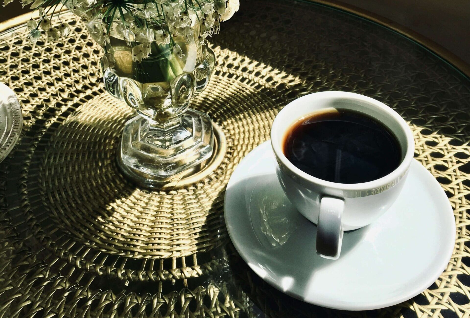 Cafe Urshult vid Åsnens strand – njut av hembakat fika i Smålands vackra natur.